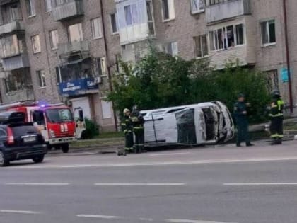 В Брянске на улице Ульянова после столкновения  с «Мерседесом» перевернулся автомобиль