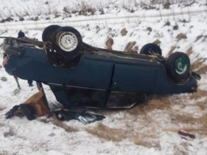 В Трубчевском районе Брянской области автомобиль слетел с дороги в кювет и перевернулся