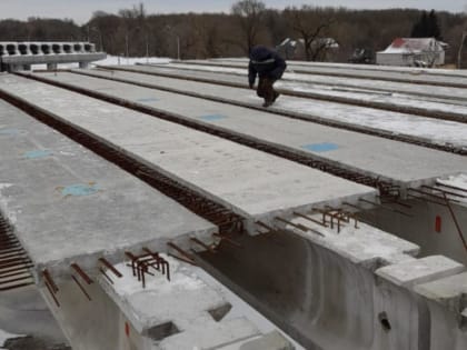 В Брянске на восьмом пролете Славянского моста строители продолжили установку балок