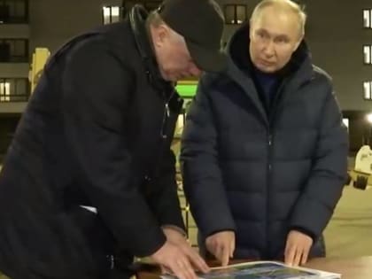 Президент России Владимир Путин проехал по Мариуполю на автомобиле и пообщался с жителями