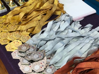 1 июня 2024 года в спортивном зале СШ им. В. Фридзона прошло первенство города по художественной гимнастике , посвящённое Дню защиты детей