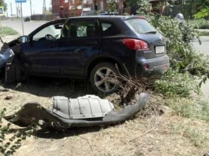 Под Брянском пьяный школьник на Nissan Qashqai протаранил дерево