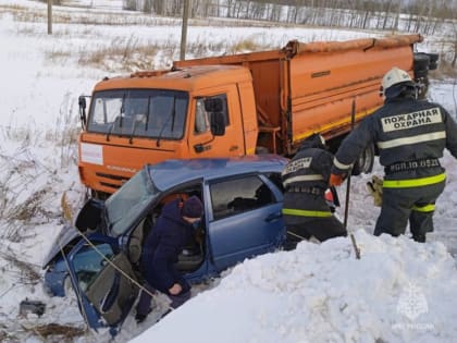 На брянской трассе в ДТП с грузовиком погиб мужчина, его жена тяжело ранена