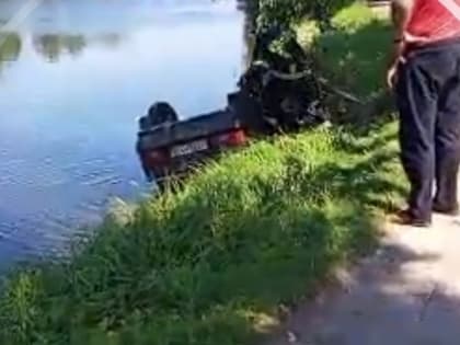 В Новозыбкове легковушка угодила в местное озеро