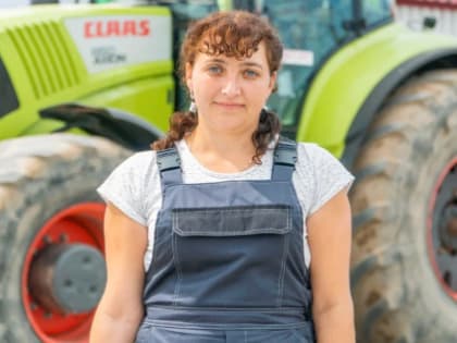 Очаровательные женщины рассказали, что не только мужчины могут работать трактористом