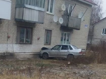 В Дятьковском районе легковой автомобиль врезался в стену 2-этажного жилого дома