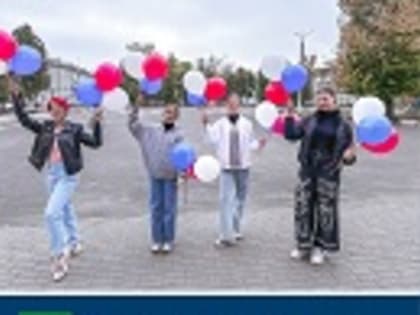 На улицах поселка Любохна прошла поздравительная акция для жителей «С Победой!»