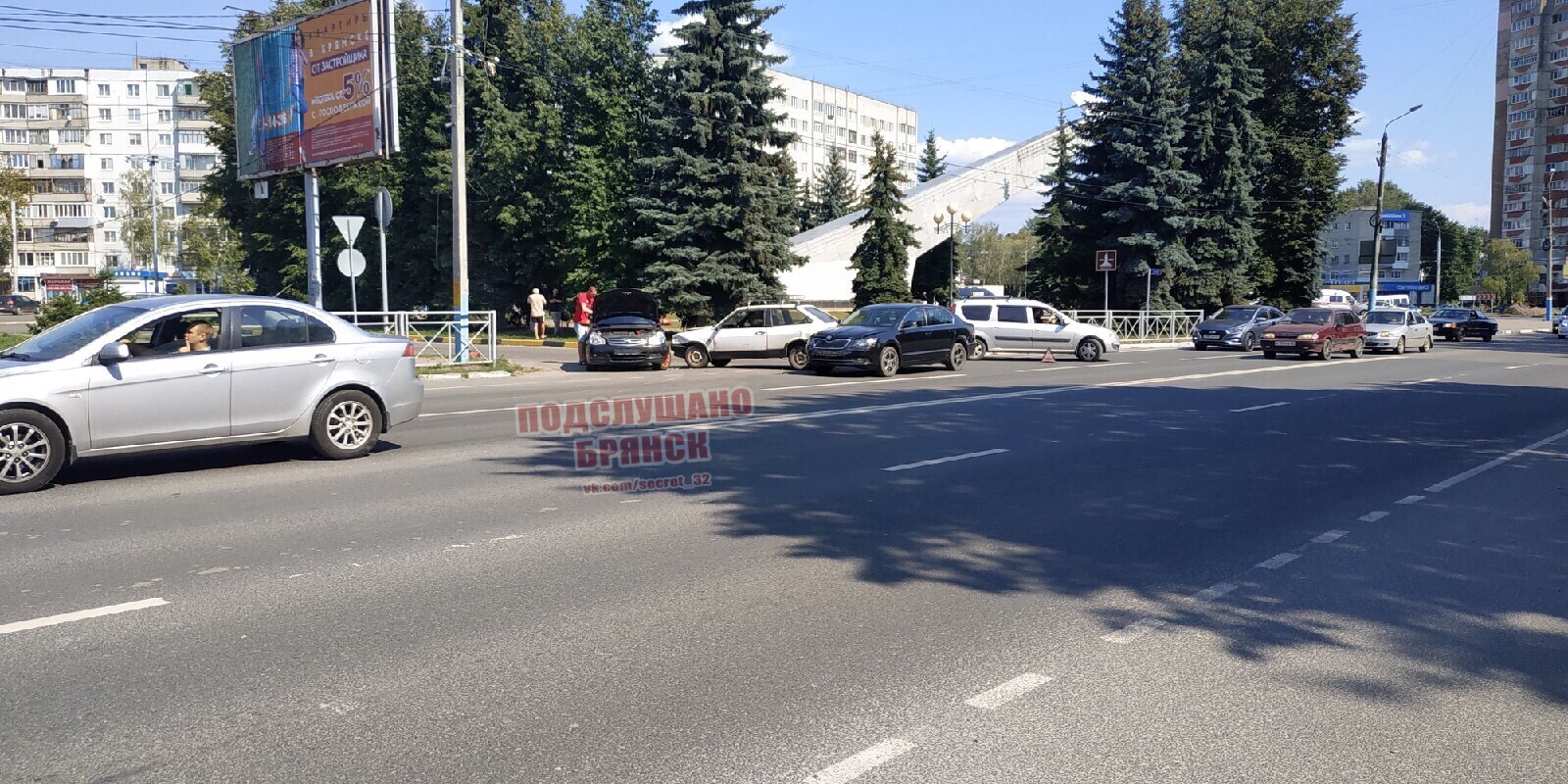 Брянск около. Советский район самолет Брянск. Улица самолет Брянск. Брянск остановка возле самолета. Лента около самолёт Брянск.