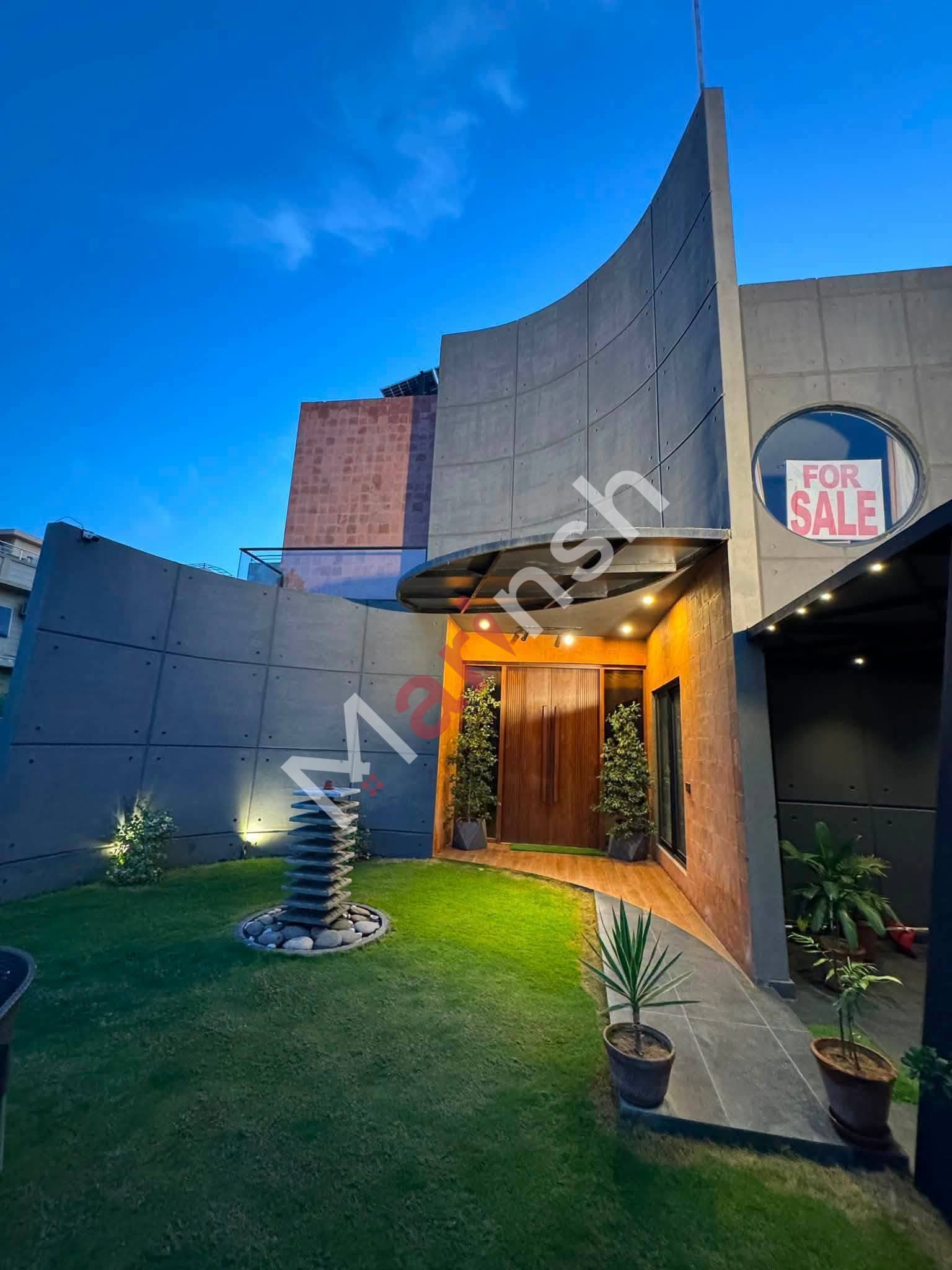 1 Kanal Designer & Imported Fully Furnished House for Sale