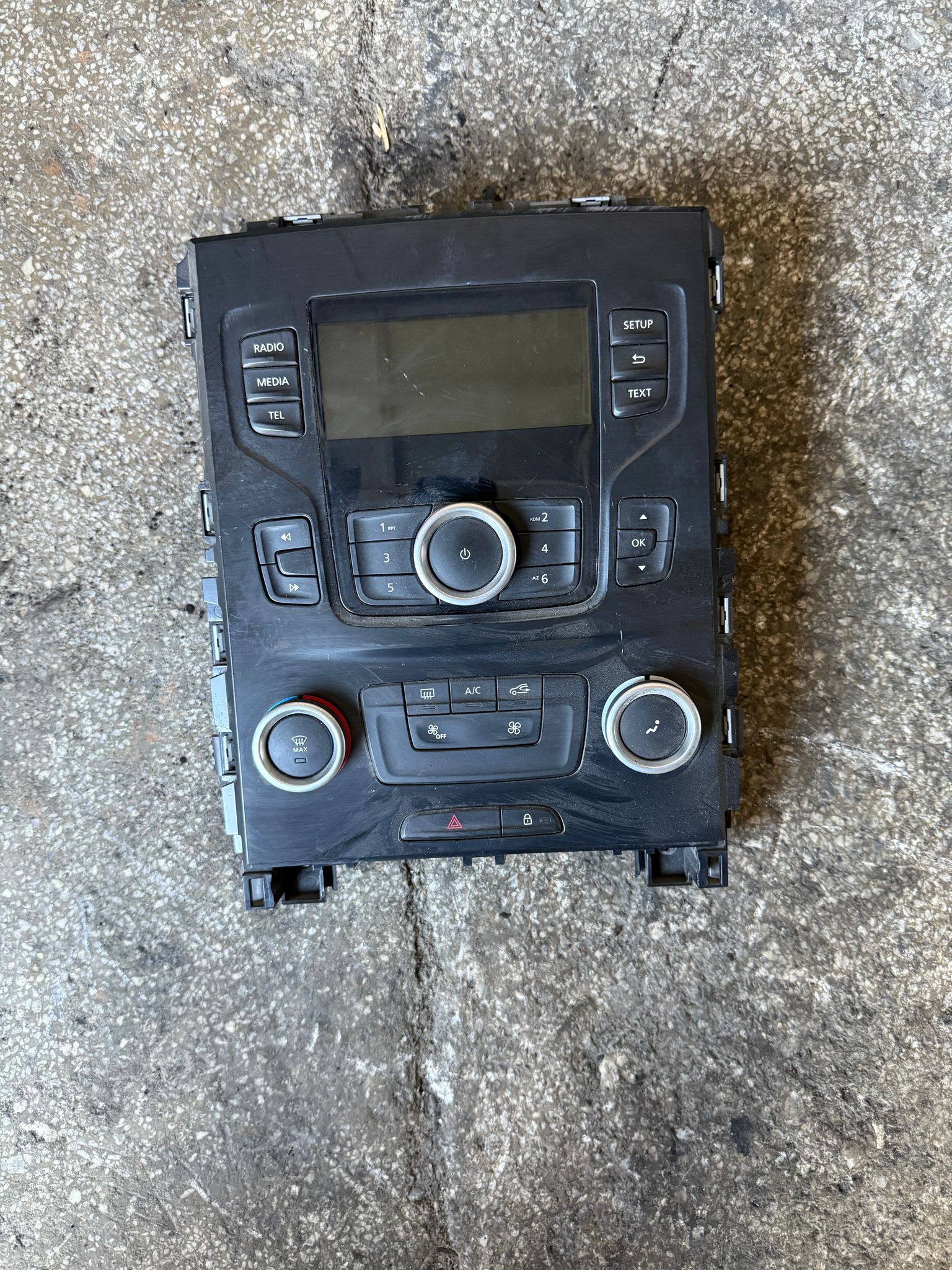RENAULT MEGANE 4 RADİO TEYP KLİMA EKRANI ORJİNAL