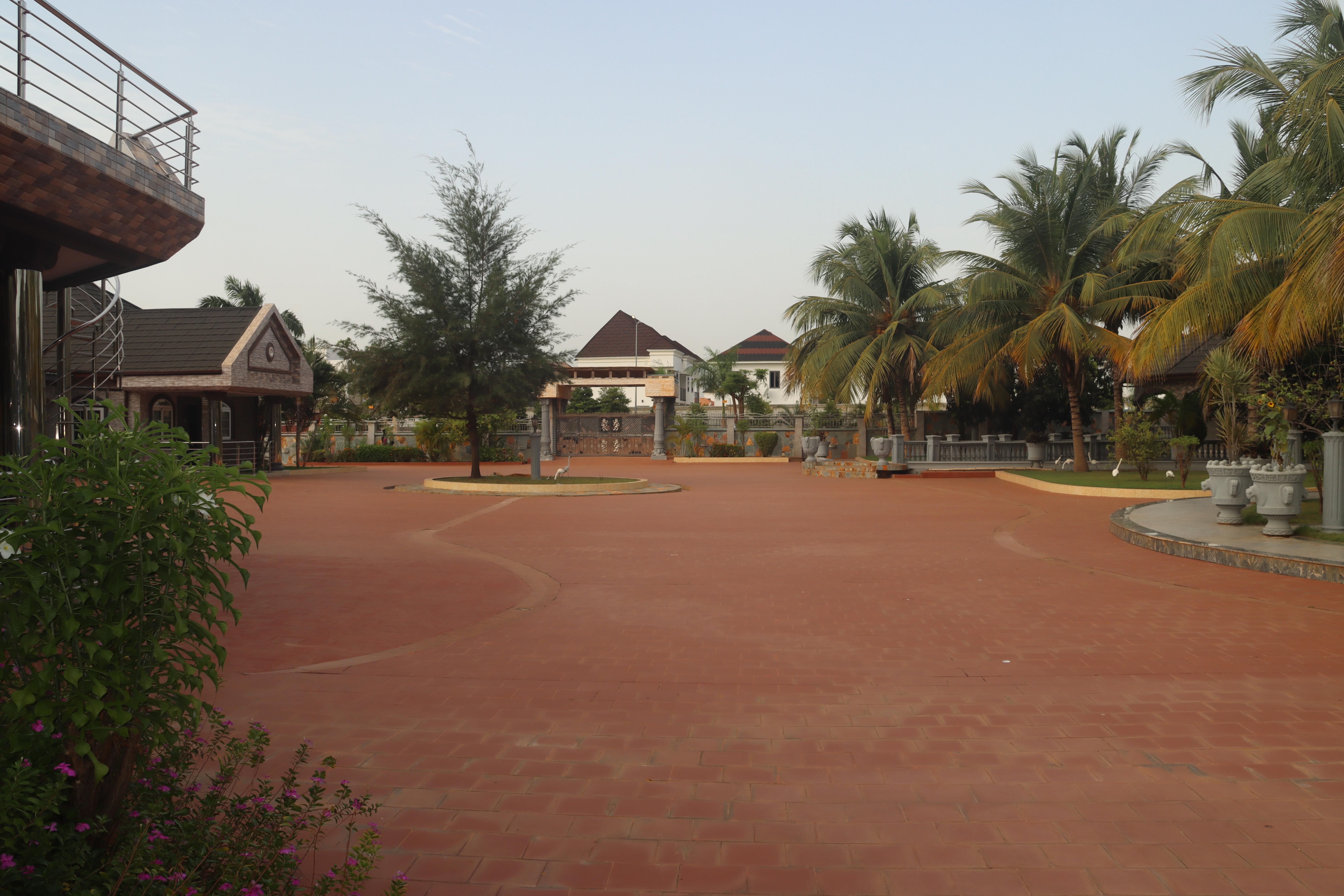 Community 25 — Estate Grounds