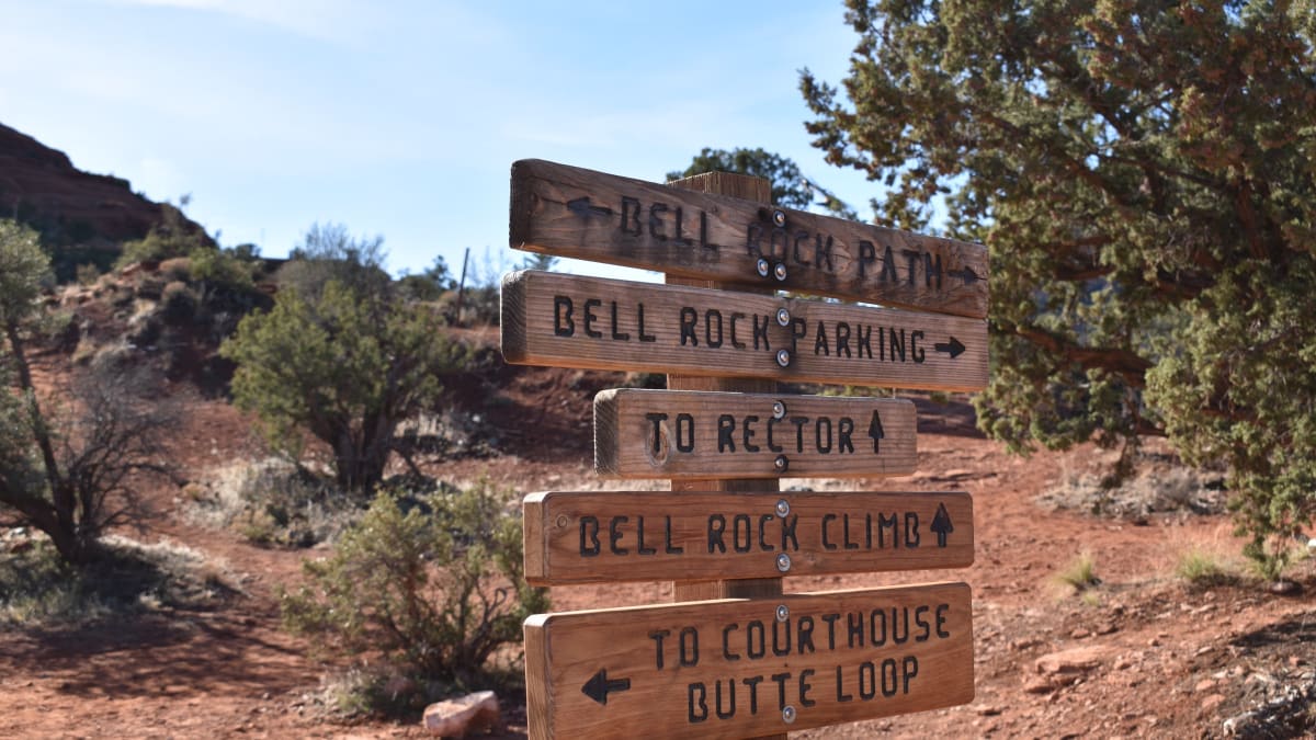 A wooden trail sign for Bell Rock and the Courthouse Butte Loop