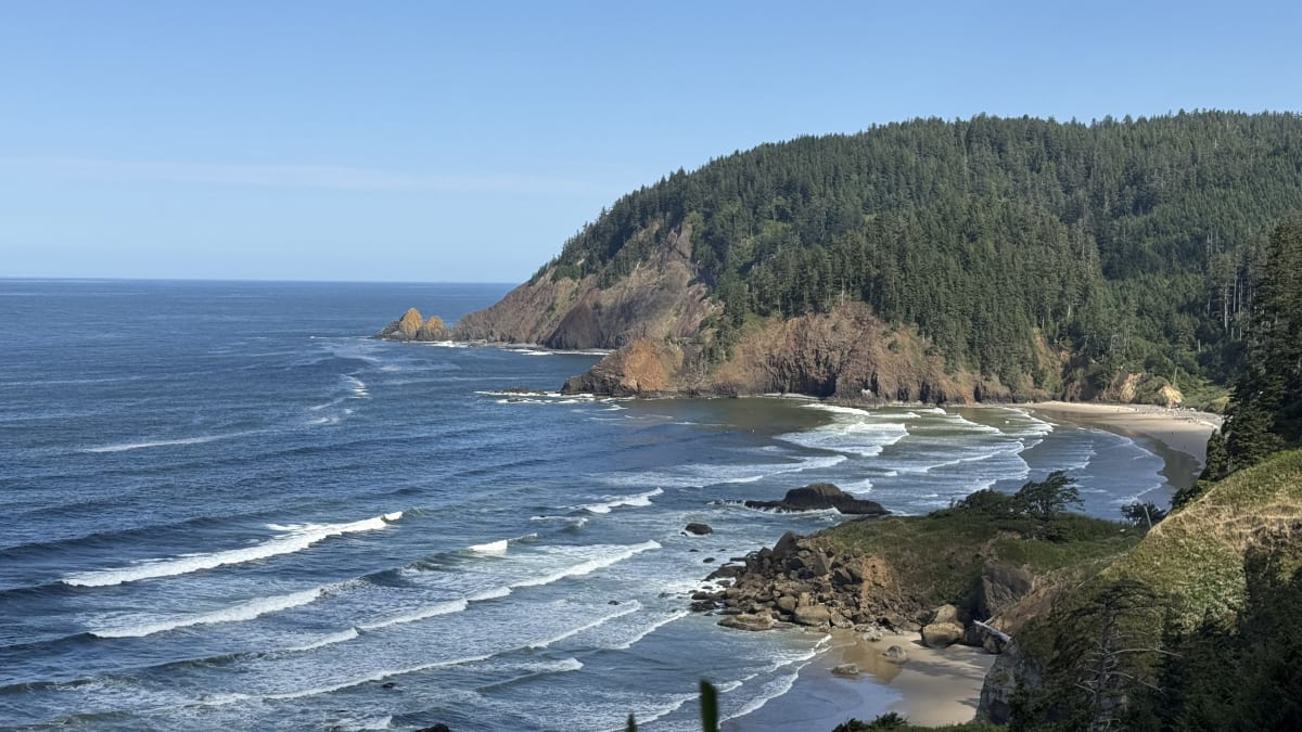The rugged coastline and surf at Ecola State Park
