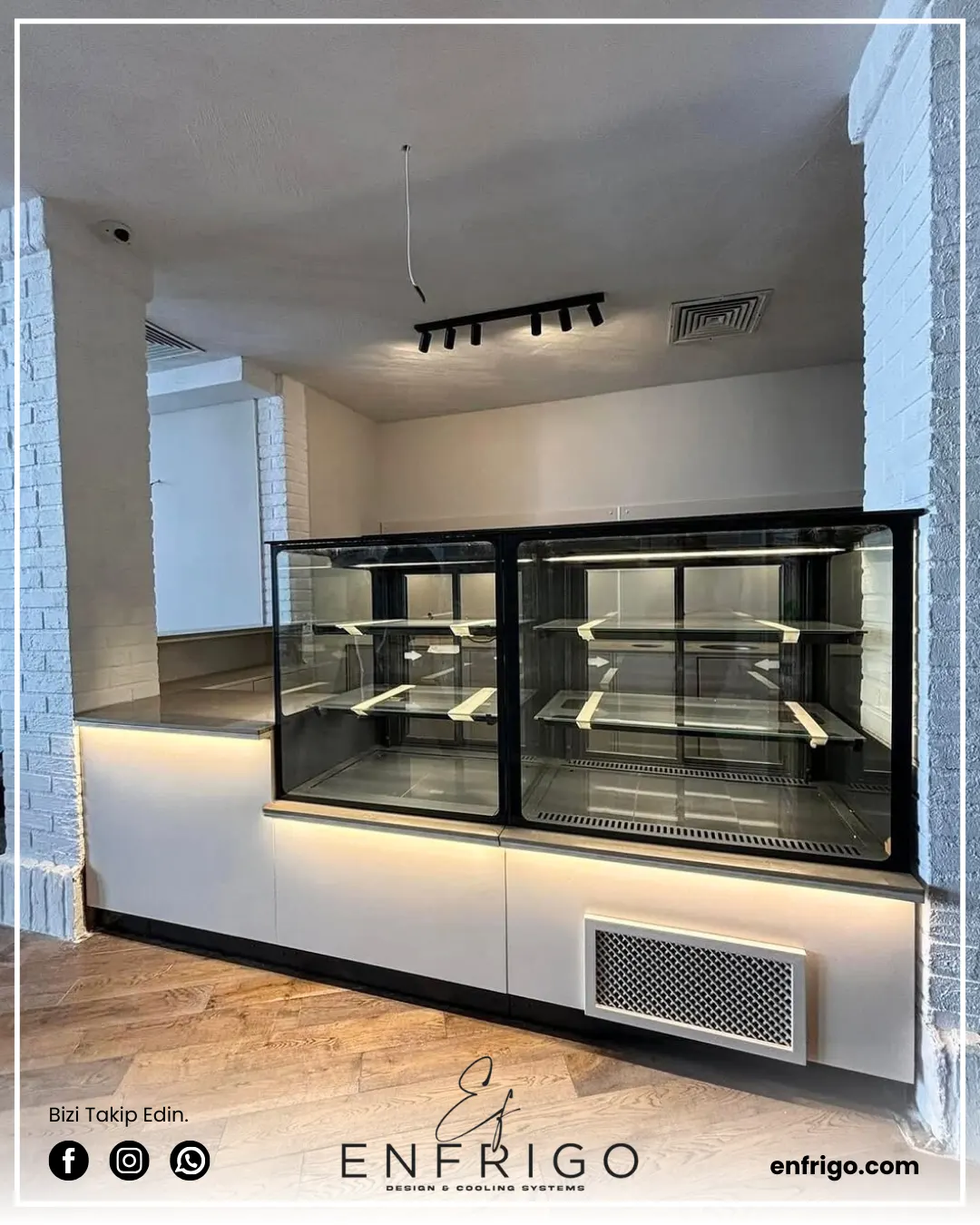 Paslanmaz çelik gövdeli pasta ekler dolabı, dayanıklılık ve hijyen sağlar."