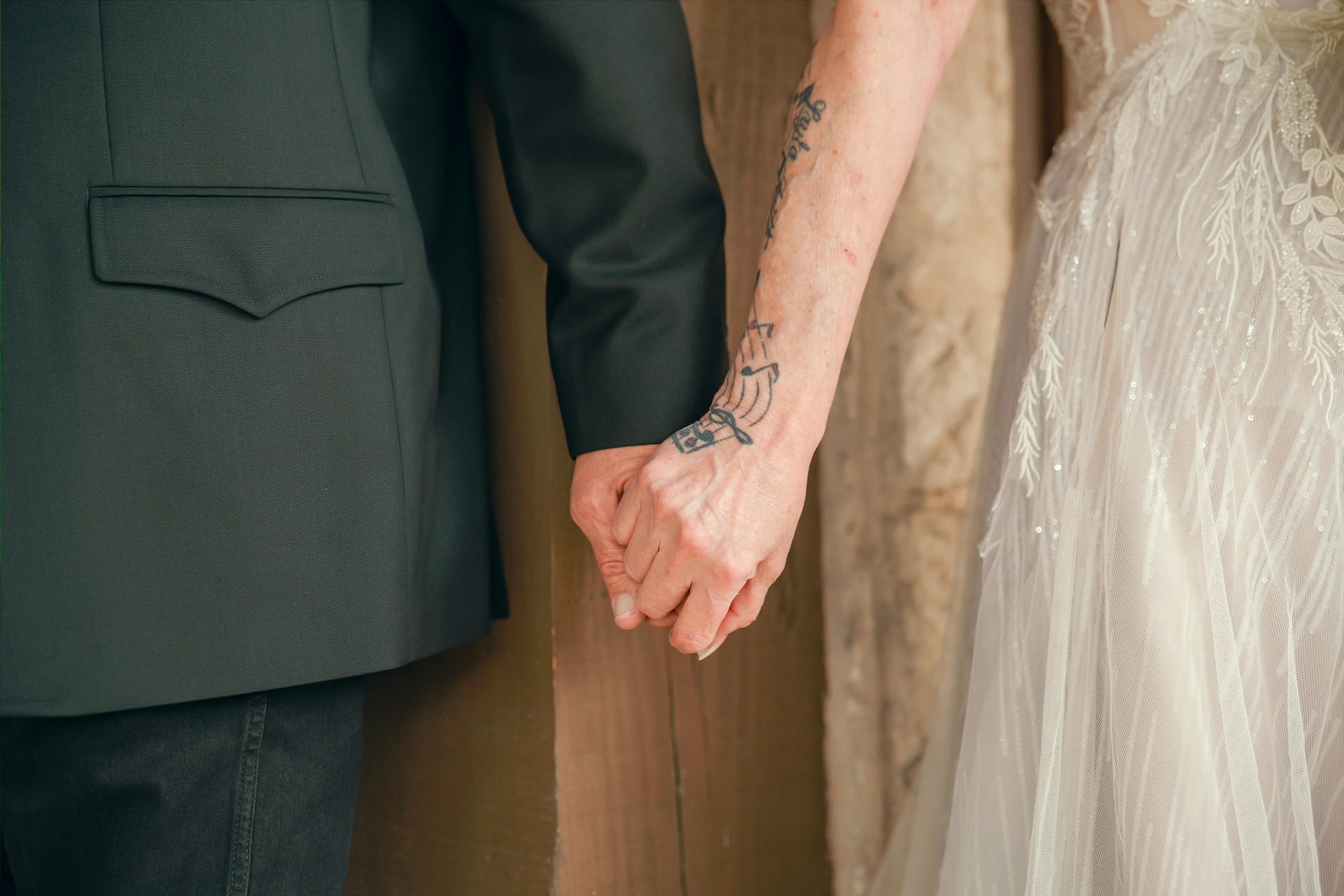 First Look vs. Aisle Reveal: Lighting & Schedule for Montgomery County Weddings
