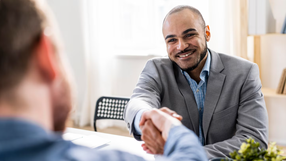 Balança da justiça em cima de livros de direito