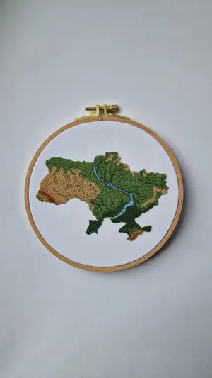 Мініатюра Вишита карта України з рельєфом і річками 1