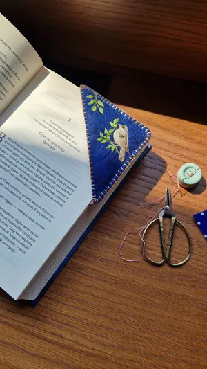 Мініатюра Закладка для книги з вишивкою «Пташка на гілці» 3