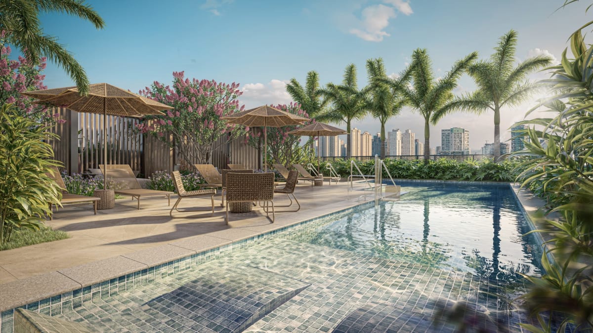 Piscina com deck e vista da cidade