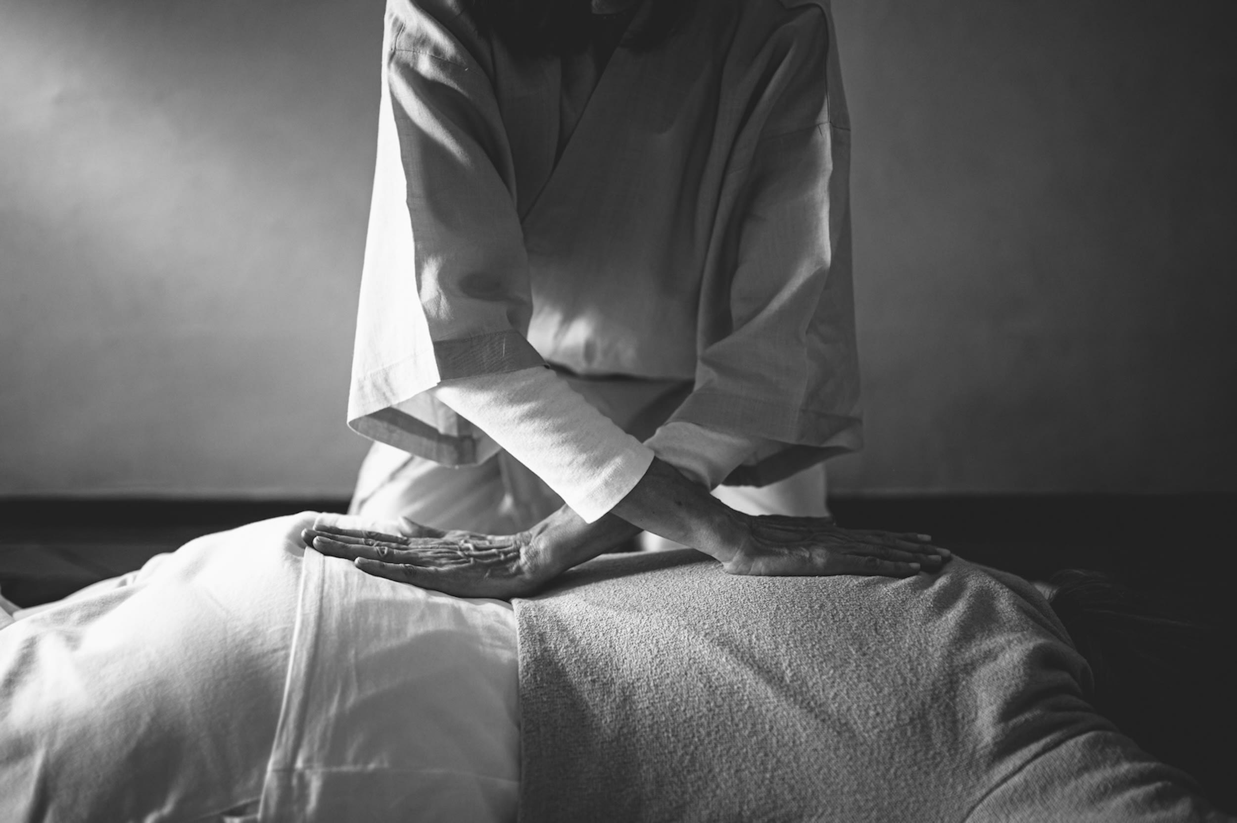Seduta Shiatsu Firenze — stretching e rotazioni