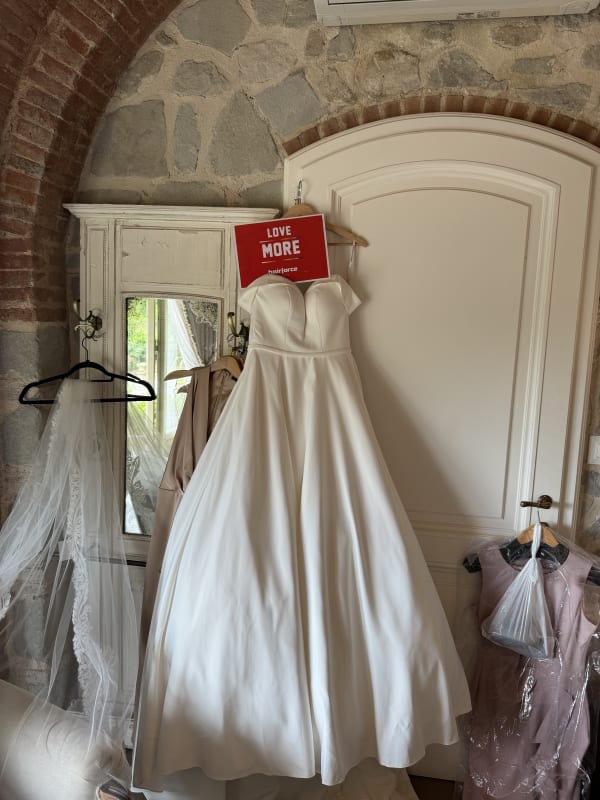 Acconciatura sposa raccolta con fiori bianchi — Hairforce Firenze