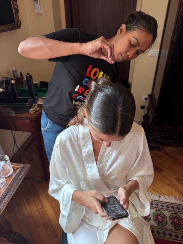Sposa con raccolto elegante e make-up naturale — Hairforce Firenze