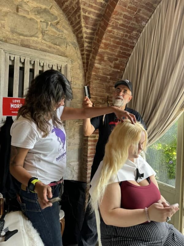 Sposa con semiraccolto e fiori freschi — Hairforce Firenze