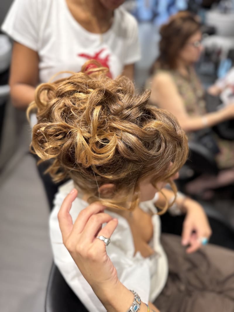 Taglio medio con frangia e colore naturale — Hairforce Firenze