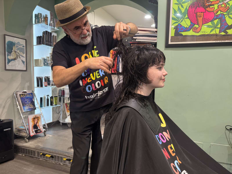 Interno salone Hairforce con postazioni styling — Hairforce Firenze