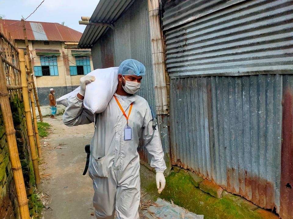জীবনের ঝুঁকি নিয়ে ছিন্নমূল অসহায় মানুষ গুলোর মুখে এক চিলতে হাসি ফোটাতে সর্বদা নিয়োজিত "চলো স্বপ্ন ছুঁই" এর সাহসী যোদ্ধারা।