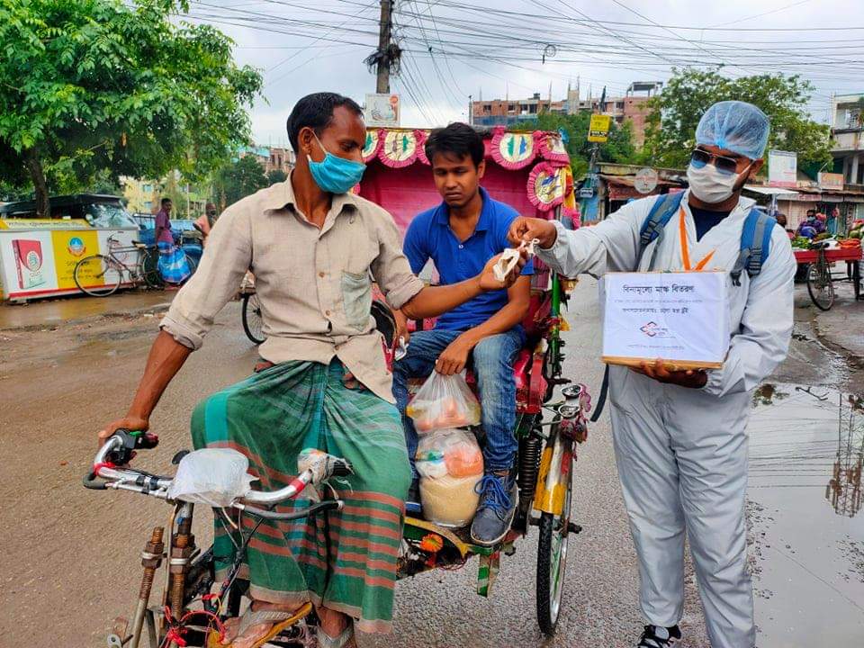 করোনা পরিস্থিতির প্রথম থেকে এ পর্যন্ত ১০০০ এর অধিক পরিবারের মাঝে ত্রান সহায়তা দিতে সক্ষম হয়েছে "চলো স্বপ্ন ছুঁই"।