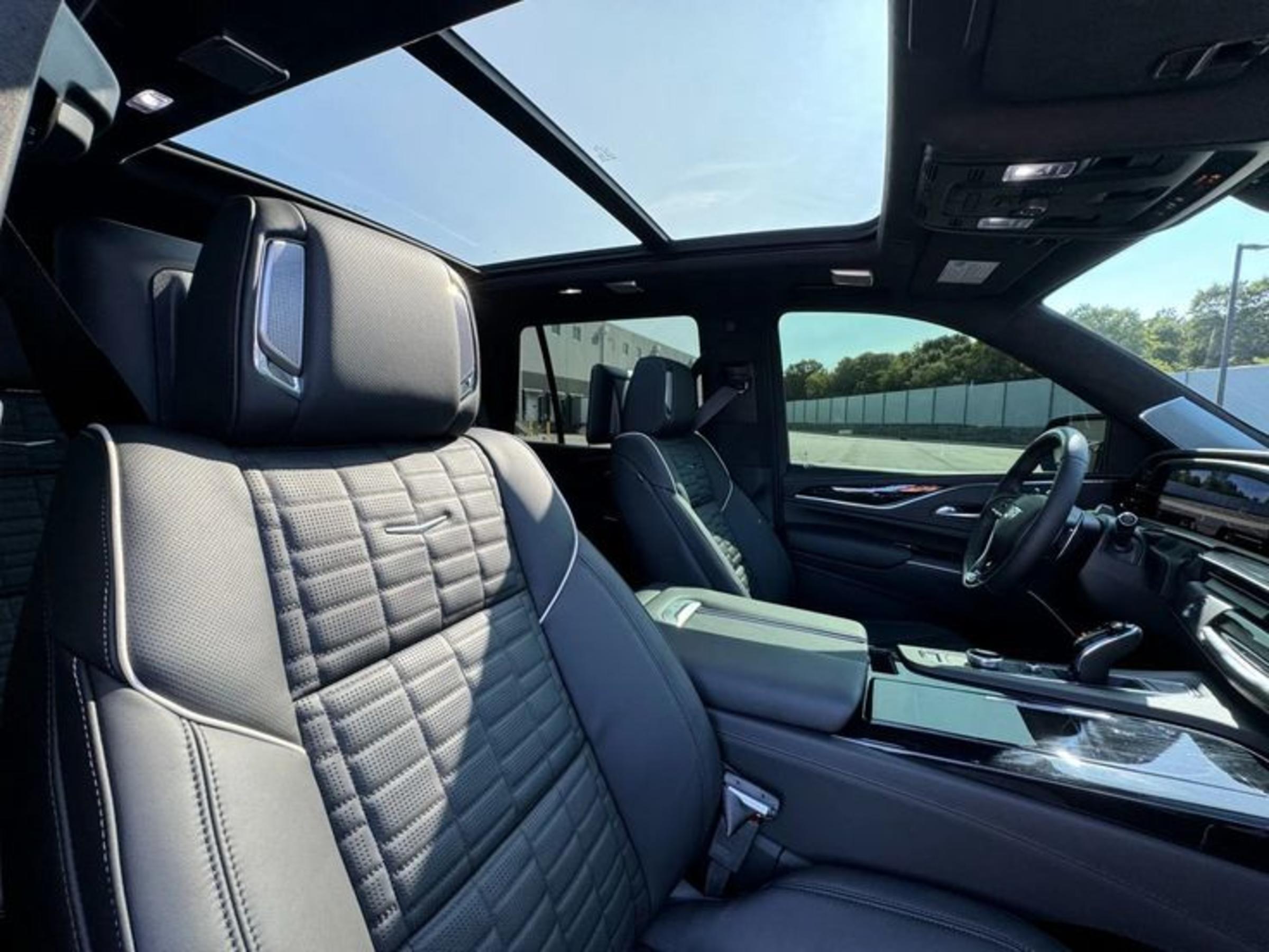 Cadillac Escalade ESV — image 2