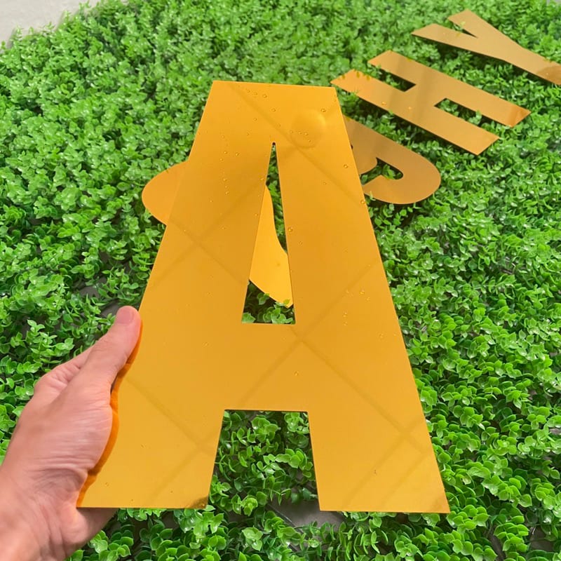 Chữ Alu Vàng Gương Cao 30cm Dày 3mm Dán Tường Biển Quảng Cáo