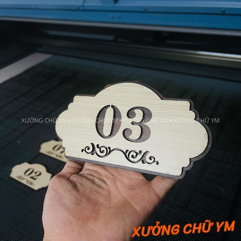 Bảng số phòng gỗ kiểu vintage – Dán tường, dán cửa Spa, Hotel, Homestay nhanh gọn, thẩm mỹ cao