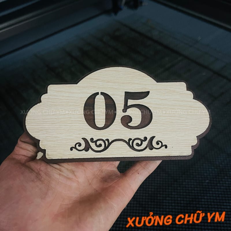 Bảng số phòng gỗ kiểu vintage – Dán tường, dán cửa Spa, Hotel, Homestay nhanh gọn, thẩm mỹ cao