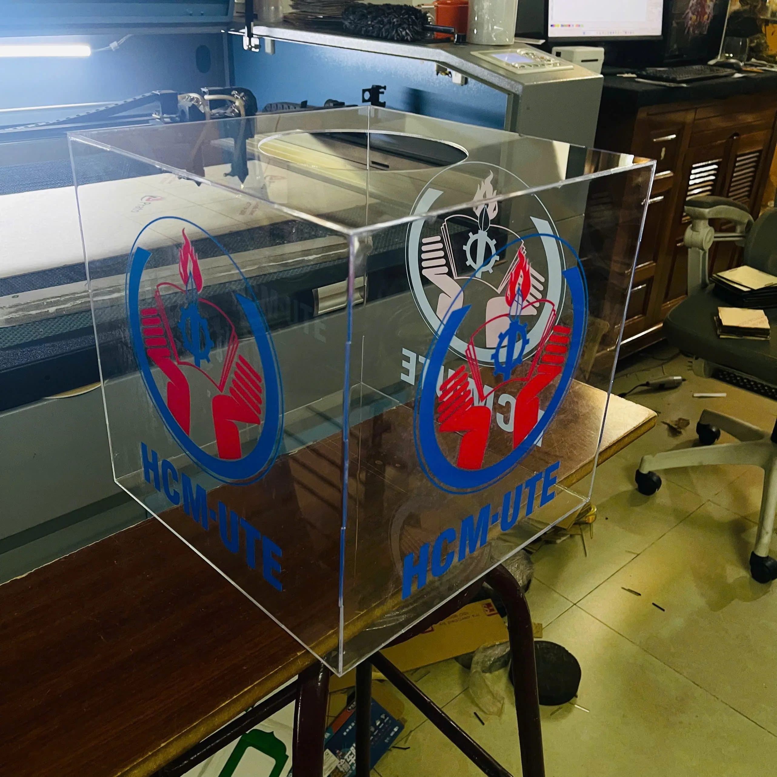 Thùng phiếu bốc thăm mica trong suốt gắn nhãn Trường Đại học Công nghệ Kỹ thuật Thành phố Hồ Chí Minh