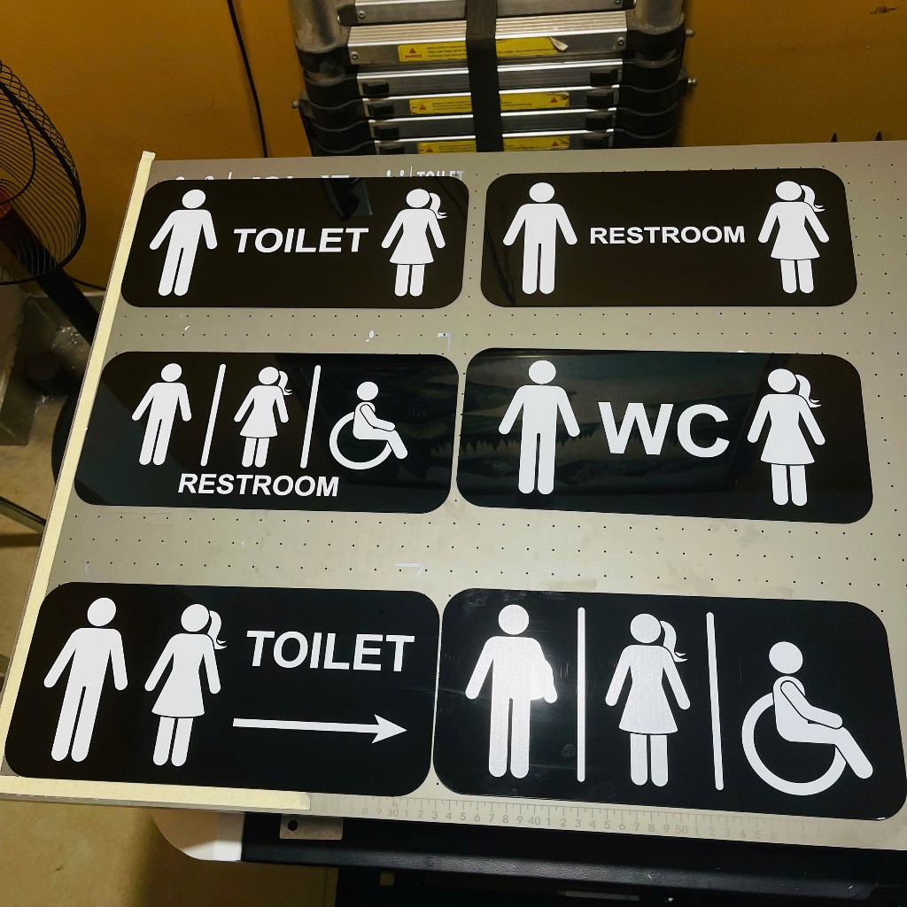 Bảng mica chỉ dẫn toilet WC nam nữ in UV dán tường cho quán cafe