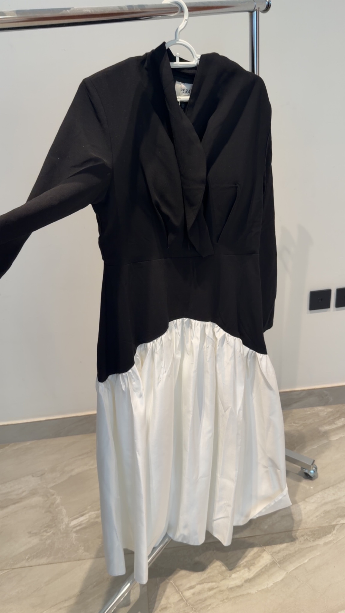 فستان اسود وابيض