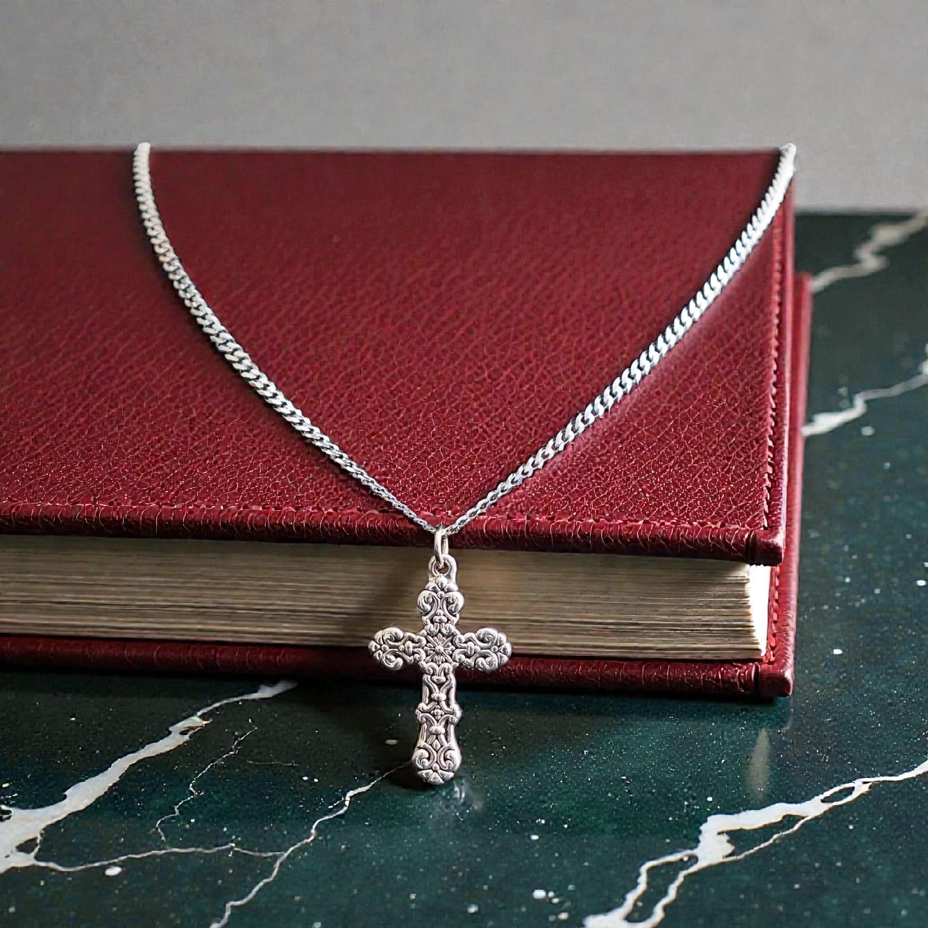 Colgante Cruz Tallada