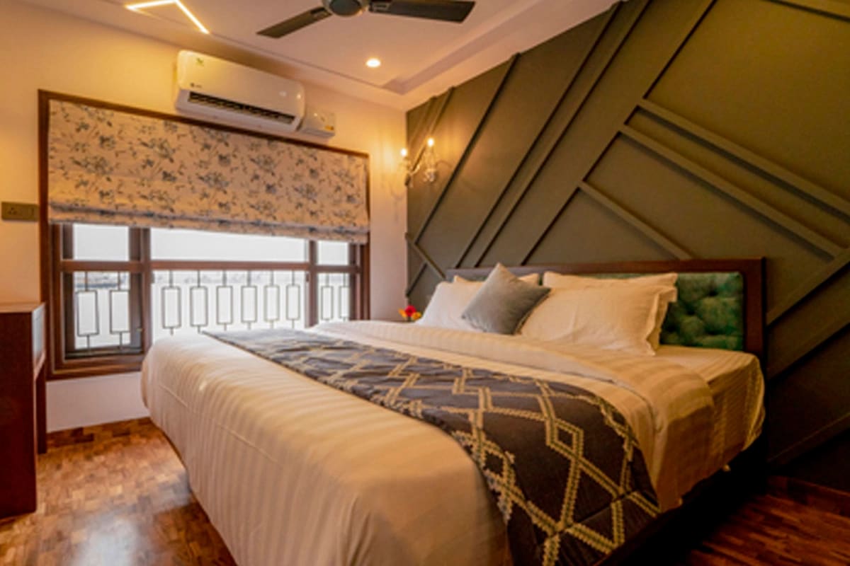 Luxury houseboat bedroom in Alleppey Kerala