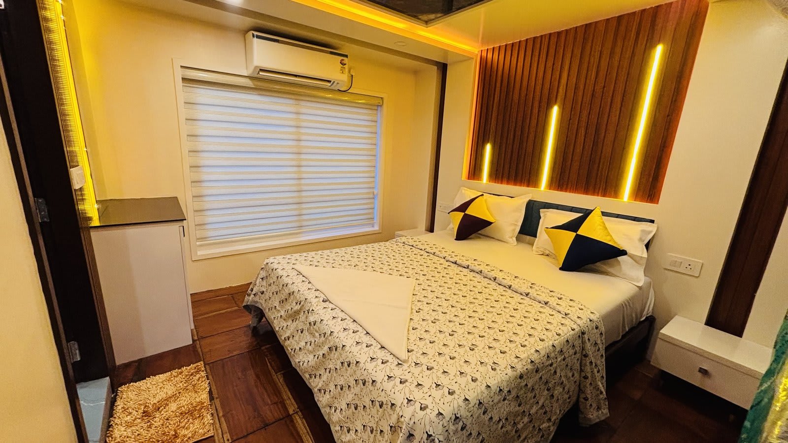Abhinav premium 3 bedroom houseboat bedroom interior Alleppey