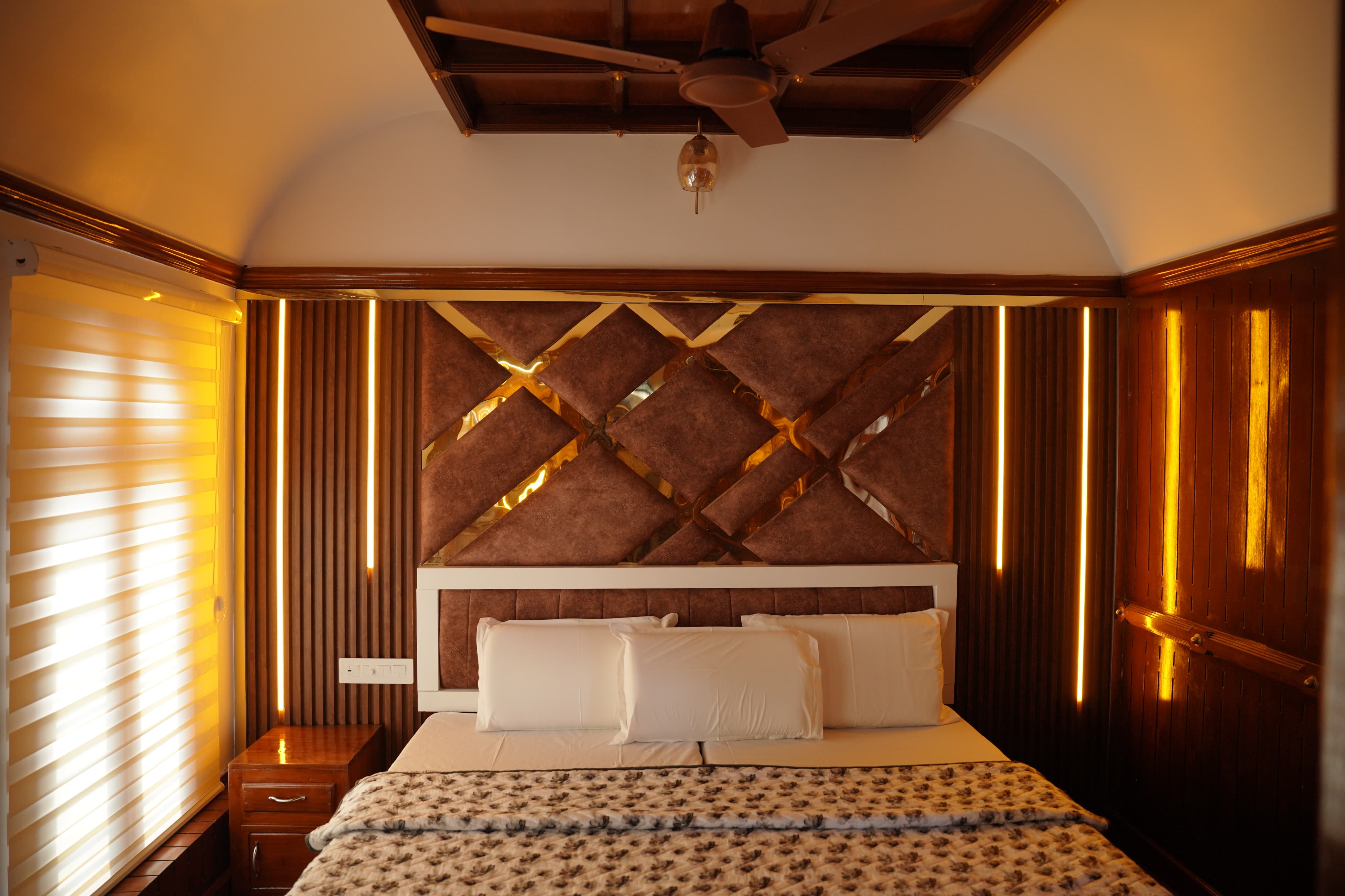 Bed O Inn premium houseboat bedroom Alleppey