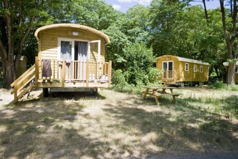 Huttopia Divonne les Bains - tarifs et avis Camping - 01220 Divonne-les- Bains - Camping and co