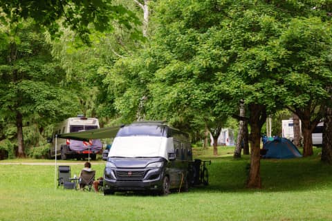 camping fernseher mit integriertem receiver und antenne Camping Satellitenanlage Hellgrau Stahl 42 cm mit Fernseher — Schwaiger GmbH main image 1