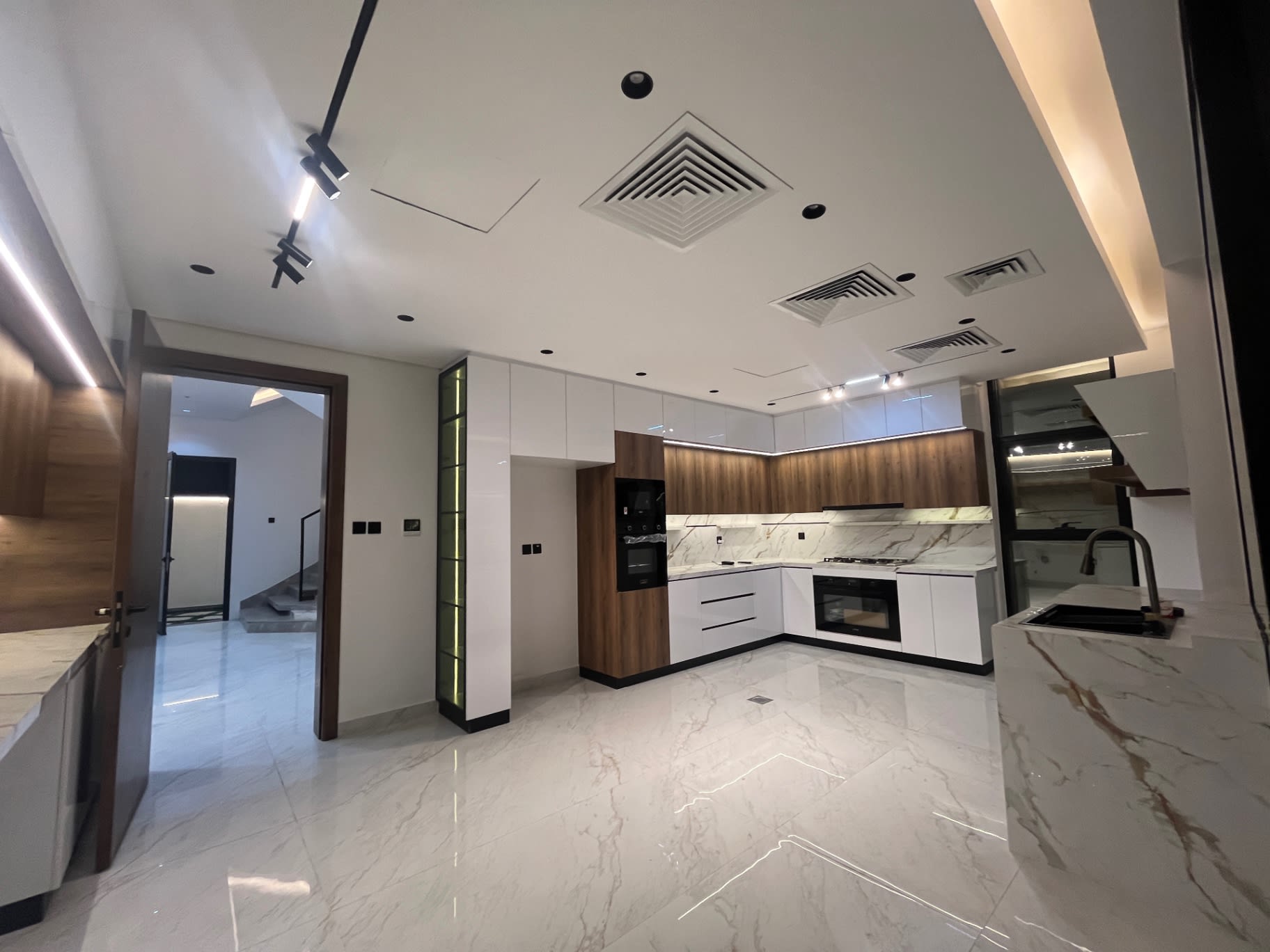 Good quality luxuries brand new corner villa for sale