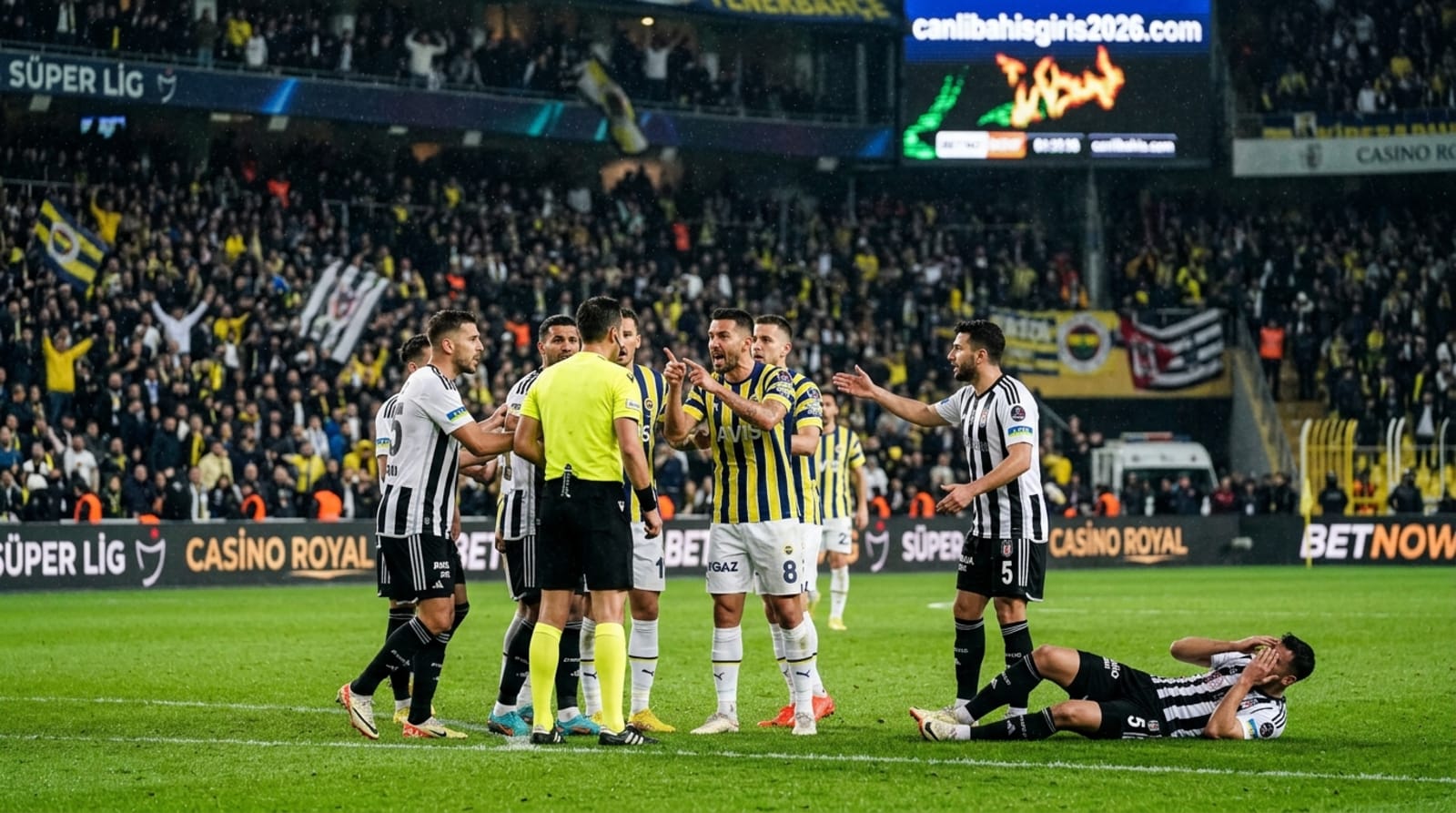 Fener-Beşiktaş Derbisi Penaltı Skandalı! 'İğrenç' Dediler, Lig Alev Aldı | canlibahisgiris2026.com