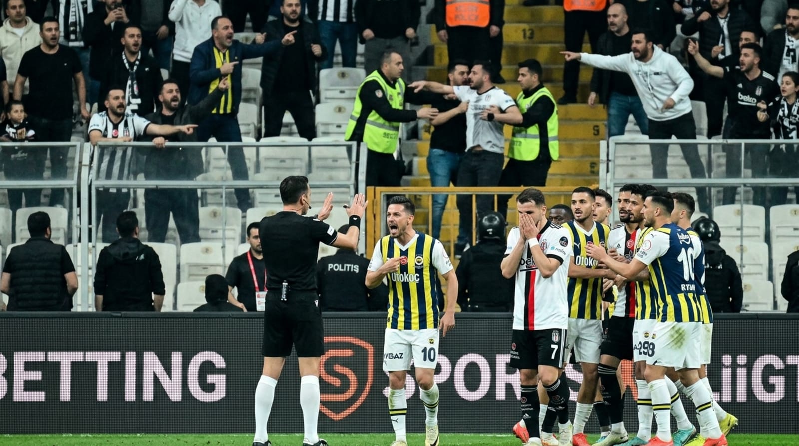 Fenerbahçe-Beşiktaş Derbisi Penaltı Krizi: 'İğrenç!' İsyanı, Taraftar Kavgası Viral! | ligtahminleri