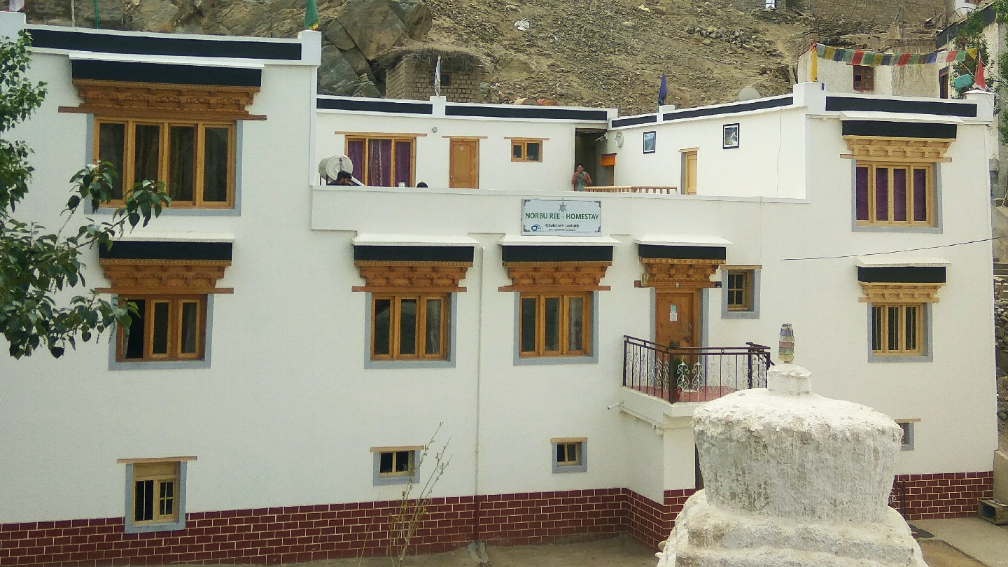 Leh house with home food, near the main market.