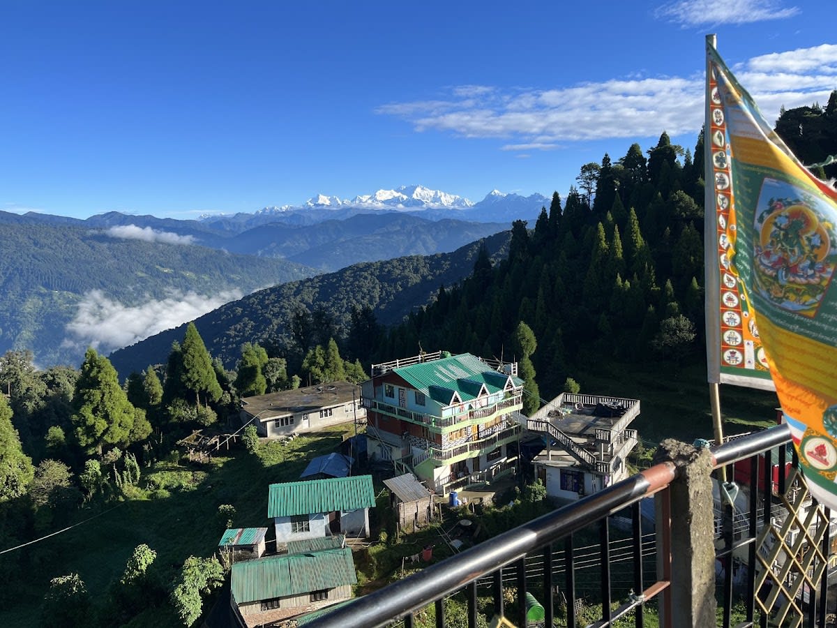 Serene Mountain Retreat with Stunning Views in Pulbazar 1