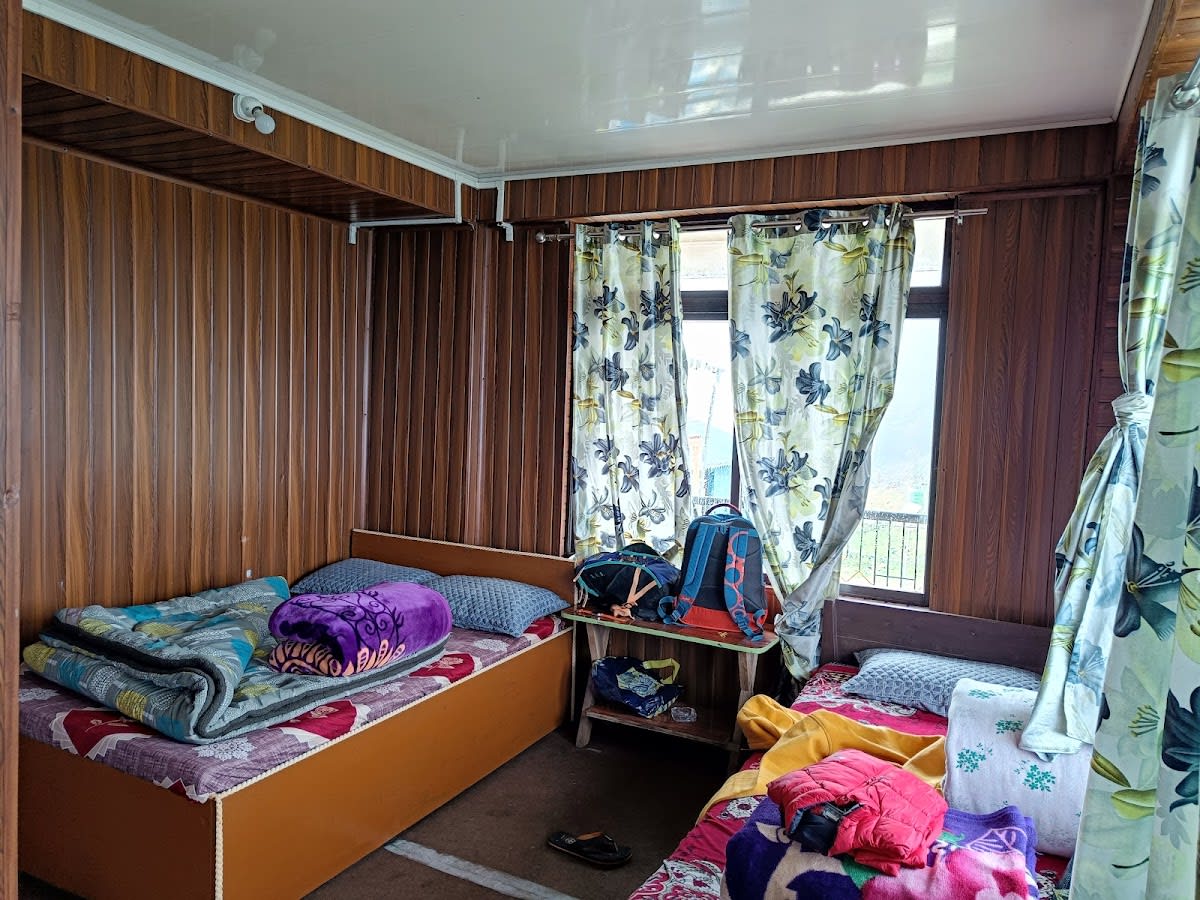 Serene Mountain Retreat with Stunning Views in Pulbazar 2